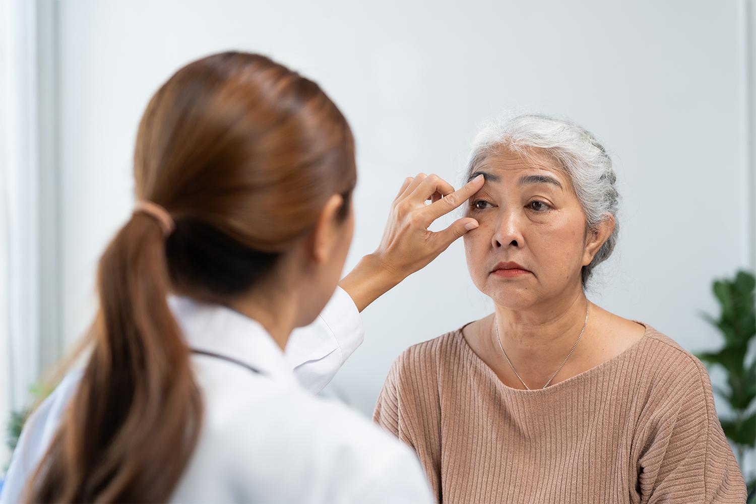 Aplicación de toxina botulínica periocular en consulta