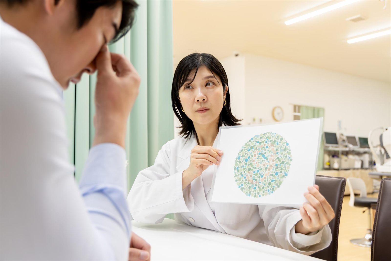 Oftalmóloga mostrando una lámina de Ishihara en una prueba de visión del color