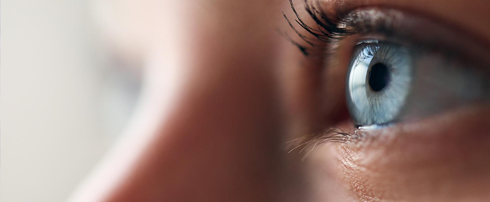 Primer plano del ojo de una paciente en una valoración oftalmológica